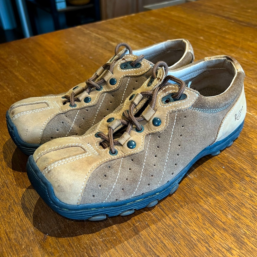 Rare Dr Martens 8A98 Women’s Two-Tone Tan Suede Leather Sneakers Size 6.5/7 US